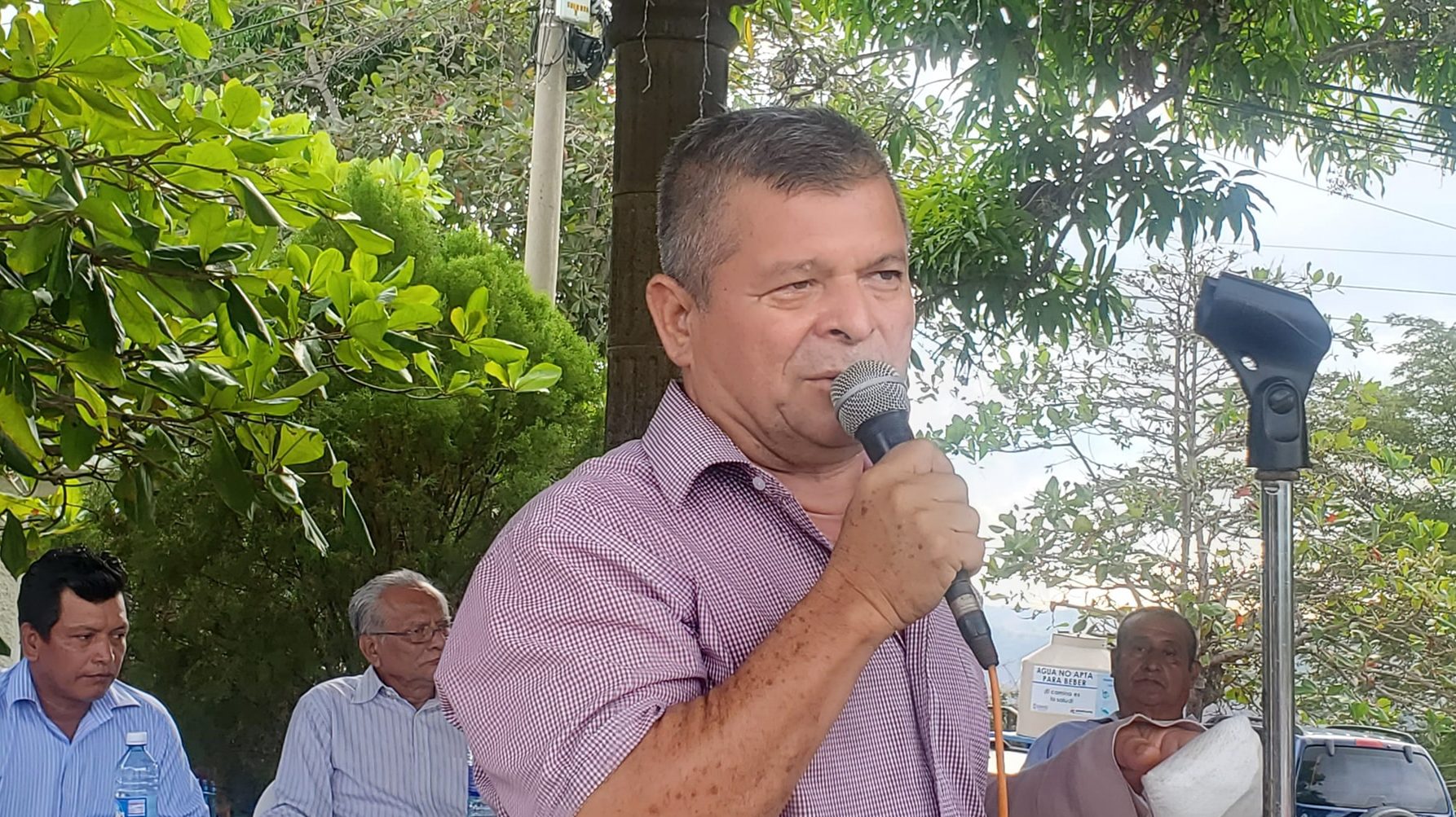 Alcalde de Jicalapa y concejo municipal renuncian a ARENA por mala administración alcalde-de-jicalapa-y-concejo-municipal-renuncian-a-arena-por-mala-administracion